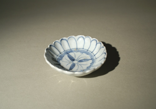 風招 - 初期伊万里 花文平盃 | 古美術品専門サイト fufufufu.com