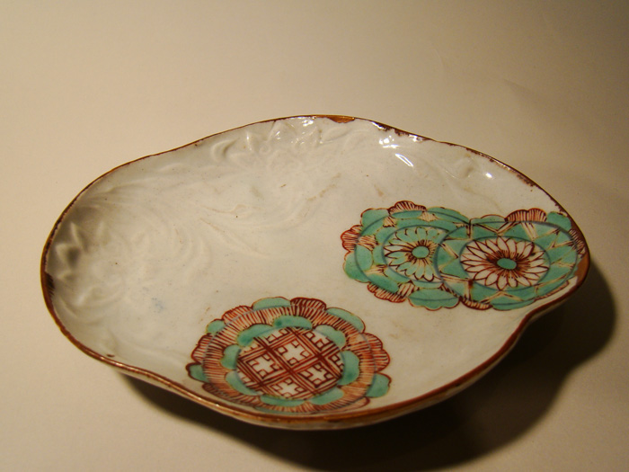 時代物 皿　白色　陽刻　龍図　木瓜型　古美術 和食器 軍配形変形皿 陽刻鳳凰文図 色絵 古伊万里 食器