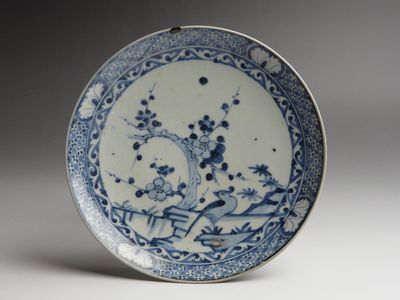 古美術 猫 - 初期伊万里梅鳥唐草四方欅文皿 | 古美術品専門サイト