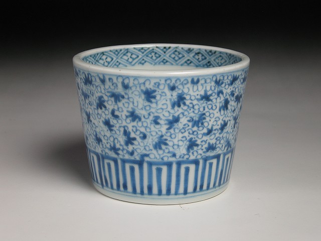 古美術 三樹 - 古伊万里 微塵唐草文大振蕎麦猪口 | 古美術品専門サイト