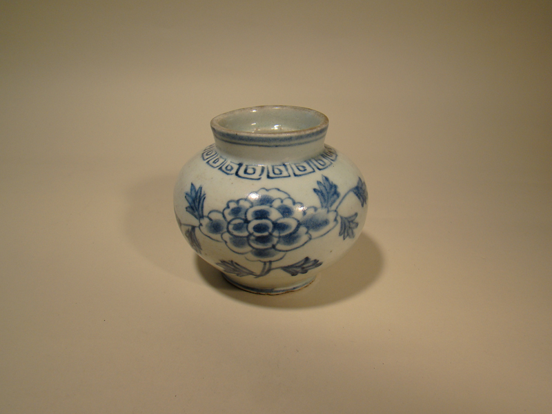 茶人宅からの蔵出品　染付小壺　振出　時代保証品 古童 - 分院染付 牡丹文 小壺 | 古美術品専門サイト fufufufu.com