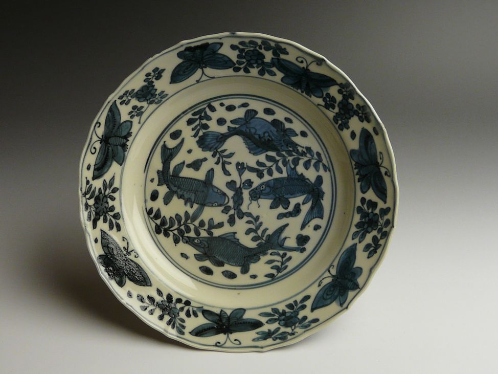古美術 猫 - 古染付魚藻花蝶文針木皿 | 古美術品専門サイト fufufufu.com
