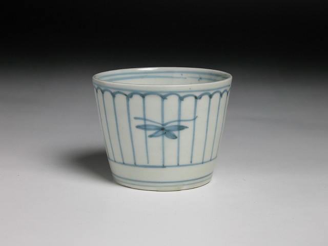古美術 三樹 - 古伊万里 格子蝶文蕎麦猪口 | 古美術品専門サイト