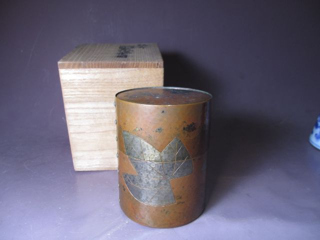 ギャラリー辰巳 - 銅製 蔦の葉象嵌図 茶筒（玉川堂製） | 古美術品専門