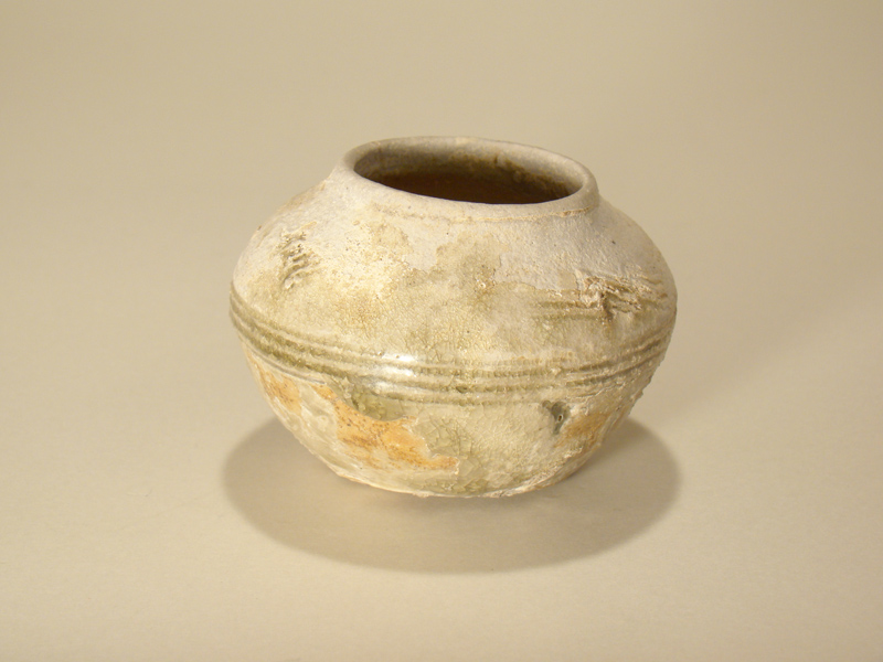 古瀬戸風　仏花器　印花 鎌倉時代 古瀬戸 印花蓮文仏花瓶（1185–1333 CE） | 入蘆花（ロカニイル）
