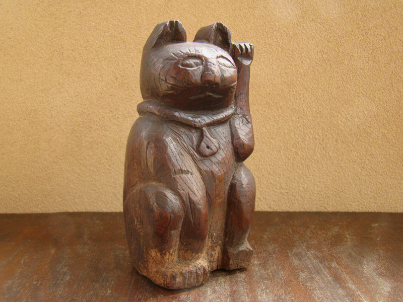 木彫りの招き猫（三毛猫）