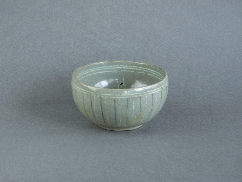 高麗青磁　粉青沙器　ぐいのみ 古童 - 粉青沙器 白黒象嵌 小碗 | 古美術品専門サイト fufufufu.com