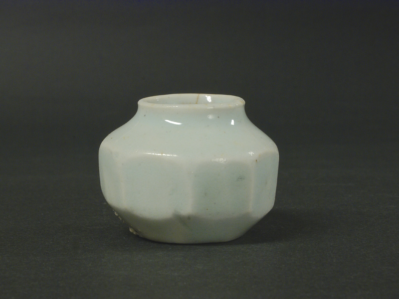 風招 - 白磁面取り小壷 | 古美術品専門サイト fufufufu.com