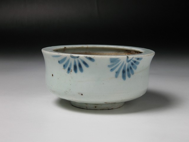 古美術 三樹 - 初期伊万里 半菊花文香炉 | 古美術品専門サイト