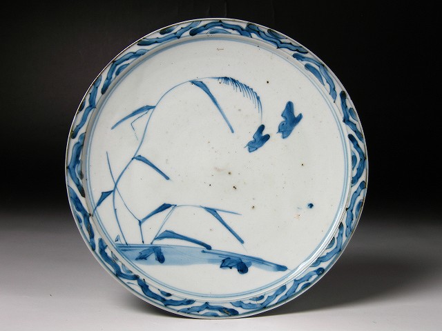 古伊万里　染付　白抜　葦に鷺の図　手塩皿　F401AS-DCj 古美術 三樹 - 初期伊万里 葦に鳥文中皿 | 古美術品専門サイト