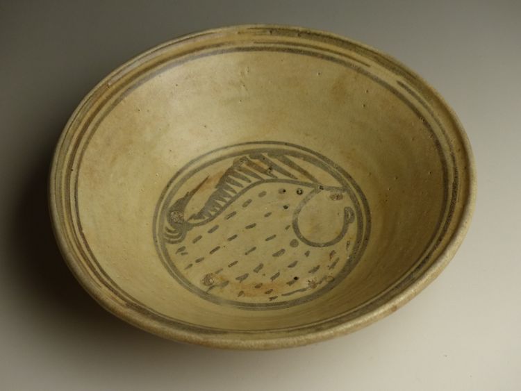 皿■古代の魚と葡萄の木 サンカローク スコータイ窯 鉄絵 黒呉須 安南 馬紋■ 皿□古代の魚と葡萄の木 サンカローク スコータイ窯 鉄絵 黒呉須