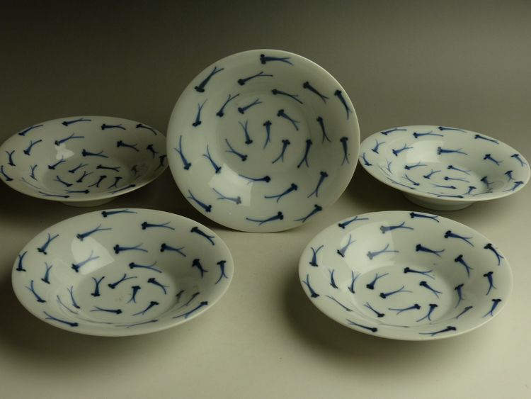小皿■【大明成化年製】メダカ紋染付手塩皿 5客 金継ぎ直有 小魚 時代物 骨董■ 古美術 猫 - 伊万里染付メダカ文皿5客 | 古美術品専門サイト fufufufu.com