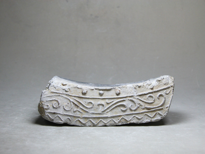 渡邊美術店 - 扁行唐草文軒平瓦残欠 | 古美術品専門サイト fufufufu.com