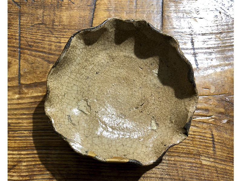 古美術 吉戸 - 古唐津皮鯨輪花平盃 | 古美術品専門サイト fufufufu.com