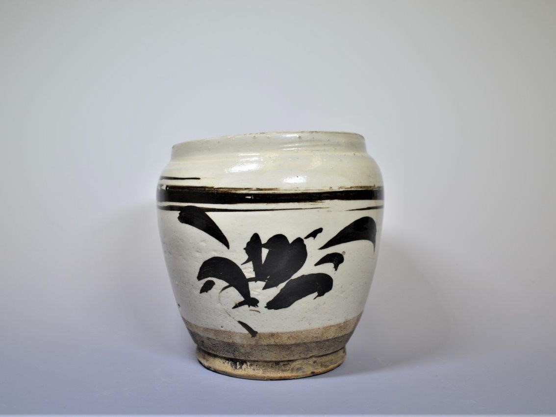 中国　磁州窯　鉄絵　花草文　高麗水指　共箱　V　9891A 大熊美術 - 白地鉄絵花文水指 | 古美術品専門サイト fufufufu.com