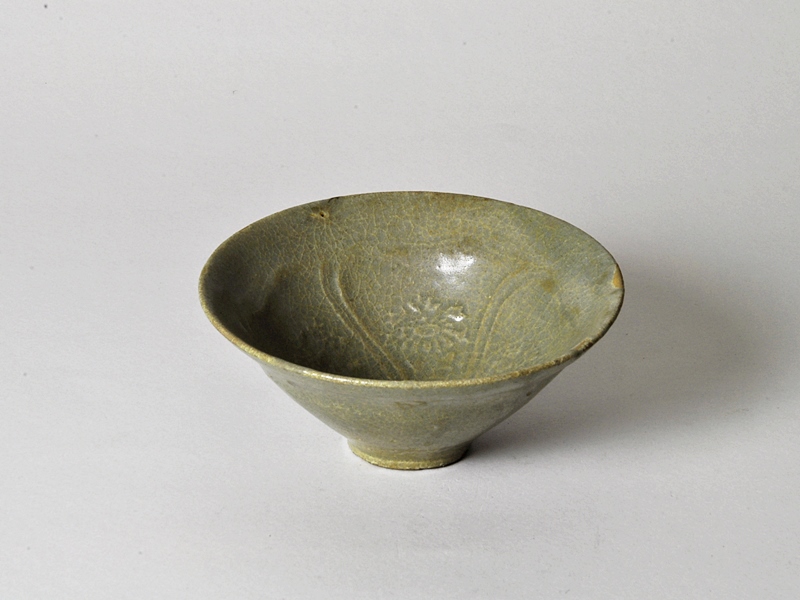 古美術 肥後 - 青磁印花<br>菊文 小碗 | 古美術品専門サイト fufufufu.com