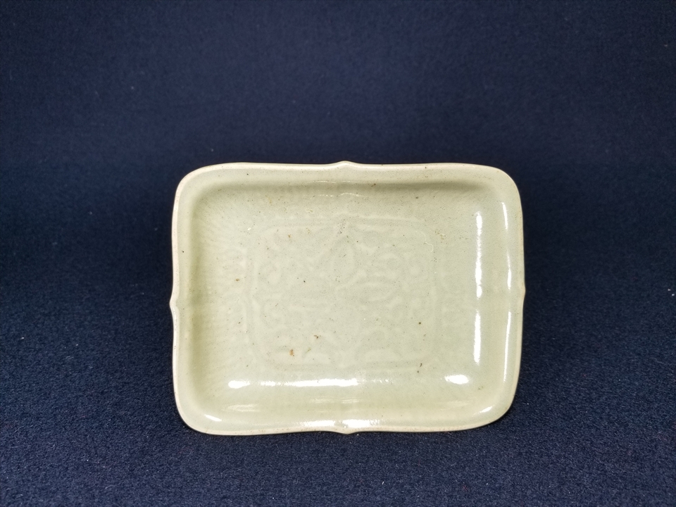 古美術長陽堂 - 伊万里 青磁陽刻草花図 角皿 | 古美術品専門サイト