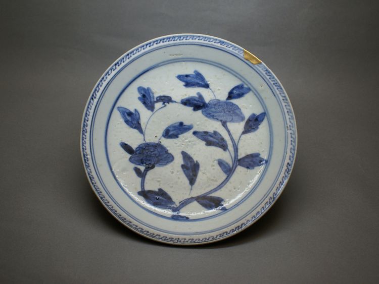 東中野 - 初期伊万里 牡丹文皿 所載品 | 古美術品専門サイト fufufufu.com