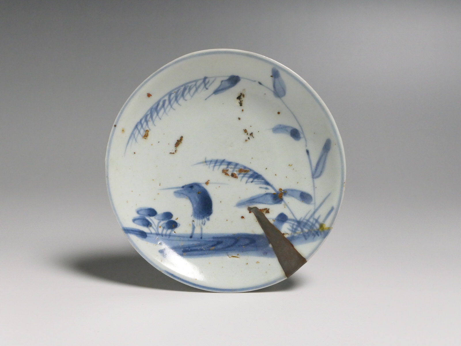 骨董古美術　初期伊万里皿 古美術 三樹 - 初期伊万里 花蝶文皿 | 古美術品専門サイト fufufufu.com