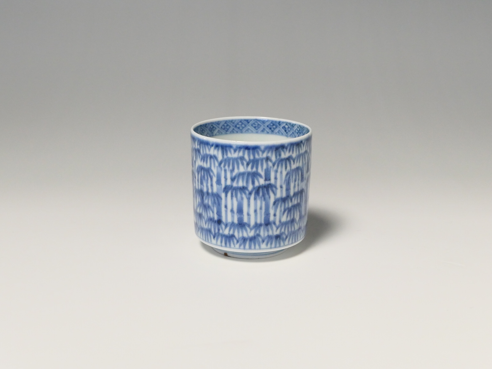 古伊万里　網目覗き猪口 古美術 三樹 - 古伊万里 覗き猪口 | 古美術品専門サイト fufufufu.com