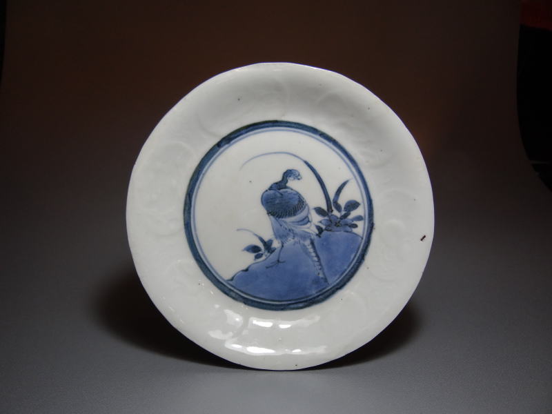 K613⭐︎藍九谷 雲に水辺の鳥文 六寸皿 墨弾き 完品 中皿 古美術 古美術 神田 - 藍九谷 鳥紋皿 | 古美術品専門サイト fufufufu.com