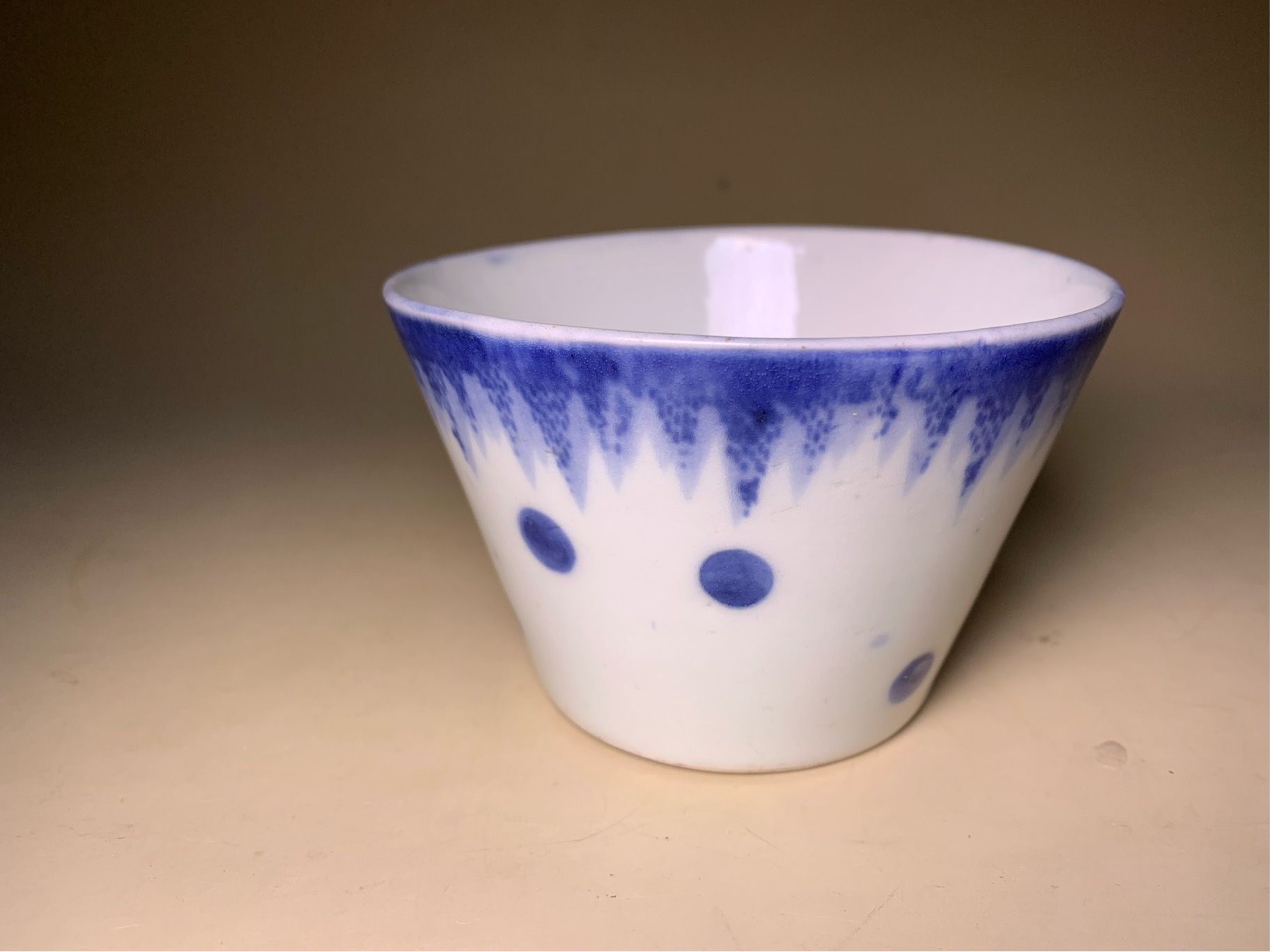 ギャラリー辰巳 - 藍柿右衛門 型紙摺猪口 | 古美術品専門サイト