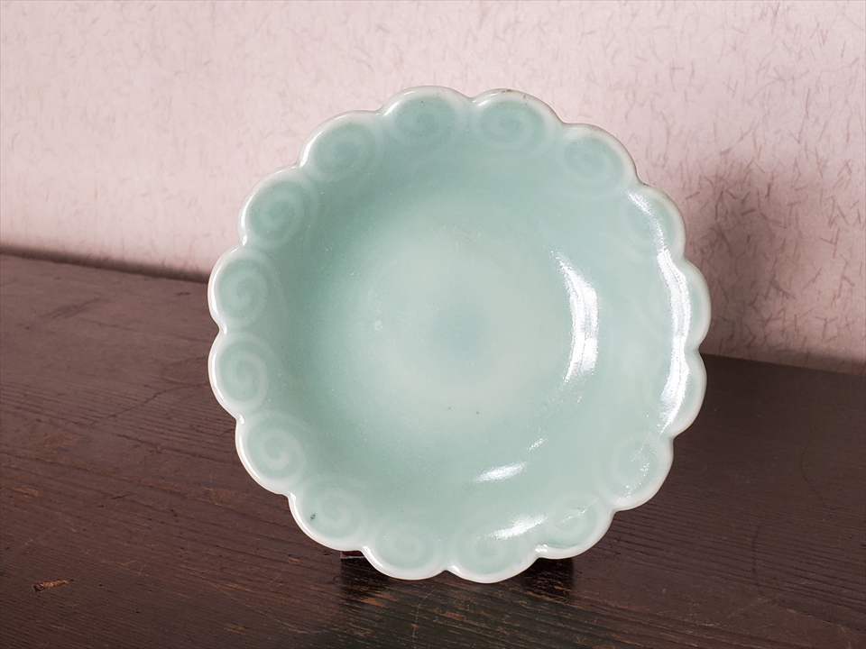 後期鍋島 渦巻文陽刻輪花小皿 奇跡の5枚揃 掲載 「通観 鍋島青磁」 同