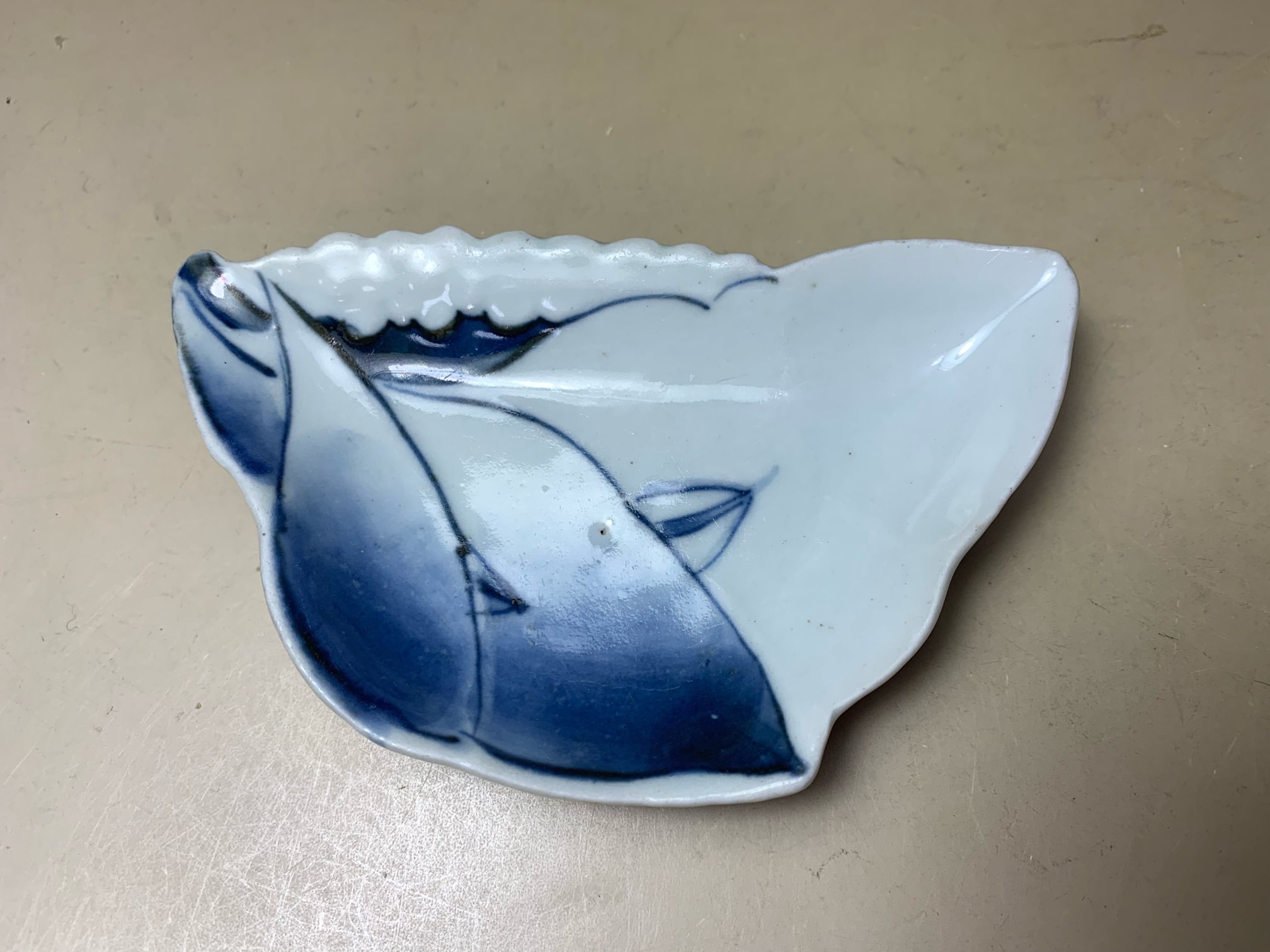 ギャラリー辰巳 - 藍九谷 蕾の図 変形小皿 | 古美術品専門サイト