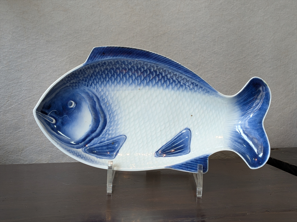 青い魚模様の大きな鉢と皿 古美術長陽堂 - 古伊万里 染付鯉型皿 | 古美術品専門サイト fufufufu.com