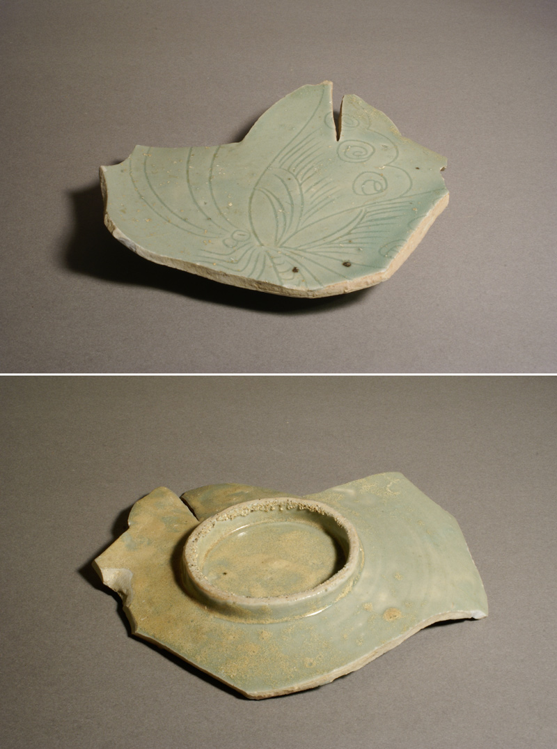 風招 - 初期伊万里青磁陰刻蝶文陶片 | 古美術品専門サイト fufufufu.com