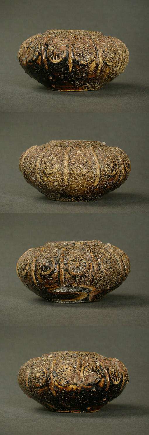 古瀬戸 櫛目 鉄釉 瓶 φ35.3cm 花沓 印(A318) 古瀬戸 櫛目 鉄釉 瓶 φ35.3cm 花沓 印(A318)