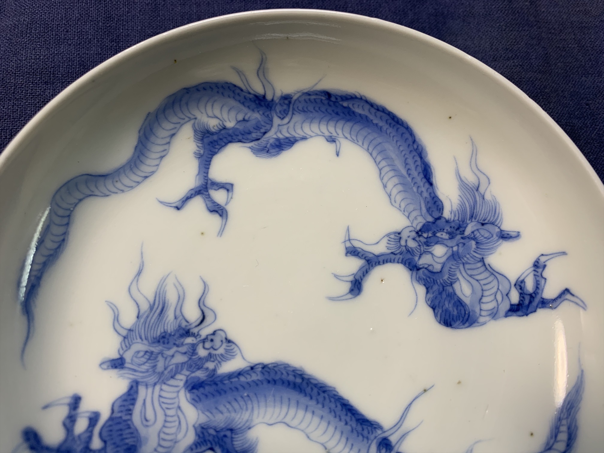 ギャラリー辰巳 - 古平戸 二頭龍紋 小皿 | 古美術品専門サイト