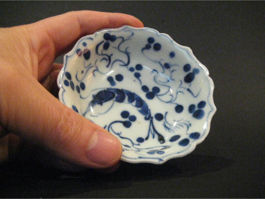 原古美術店 - 古染付海老紋小皿 | 古美術品専門サイト fufufufu.com