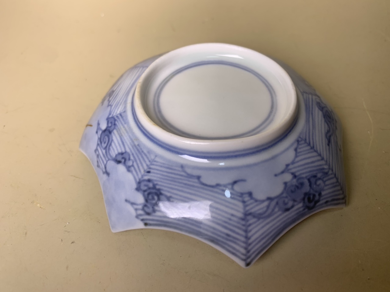ギャラリー辰巳 - 藍九谷 蜘蛛の巣紋 小皿 | 古美術品専門サイト