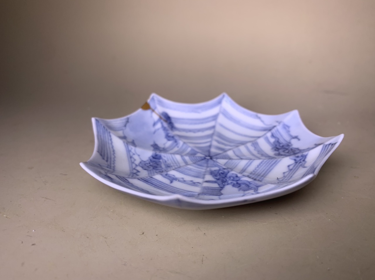 ギャラリー辰巳 - 藍九谷 蜘蛛の巣紋 小皿 | 古美術品専門サイト