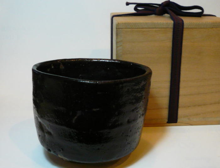 古美術 神田 - 瀬戸黒茶碗 春丹 | 古美術品専門サイト fufufufu.com