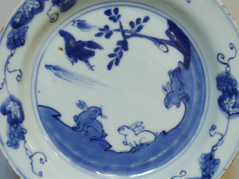 風招 - 古染付小皿<br>兎鷲葡萄図 | 古美術品専門サイト fufufufu.com