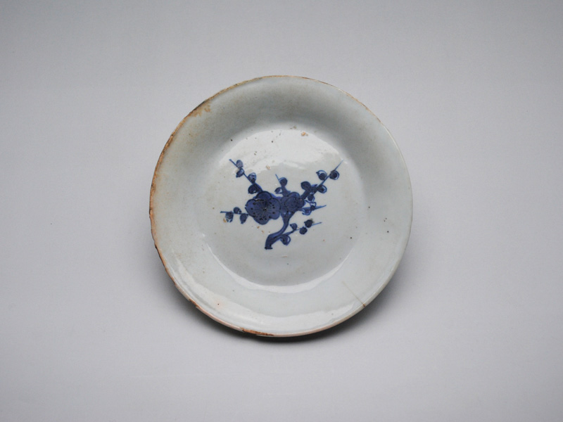 中上 ///NAKAGAMI - 古染付 梅文皿 | 古美術品専門サイト fufufufu.com