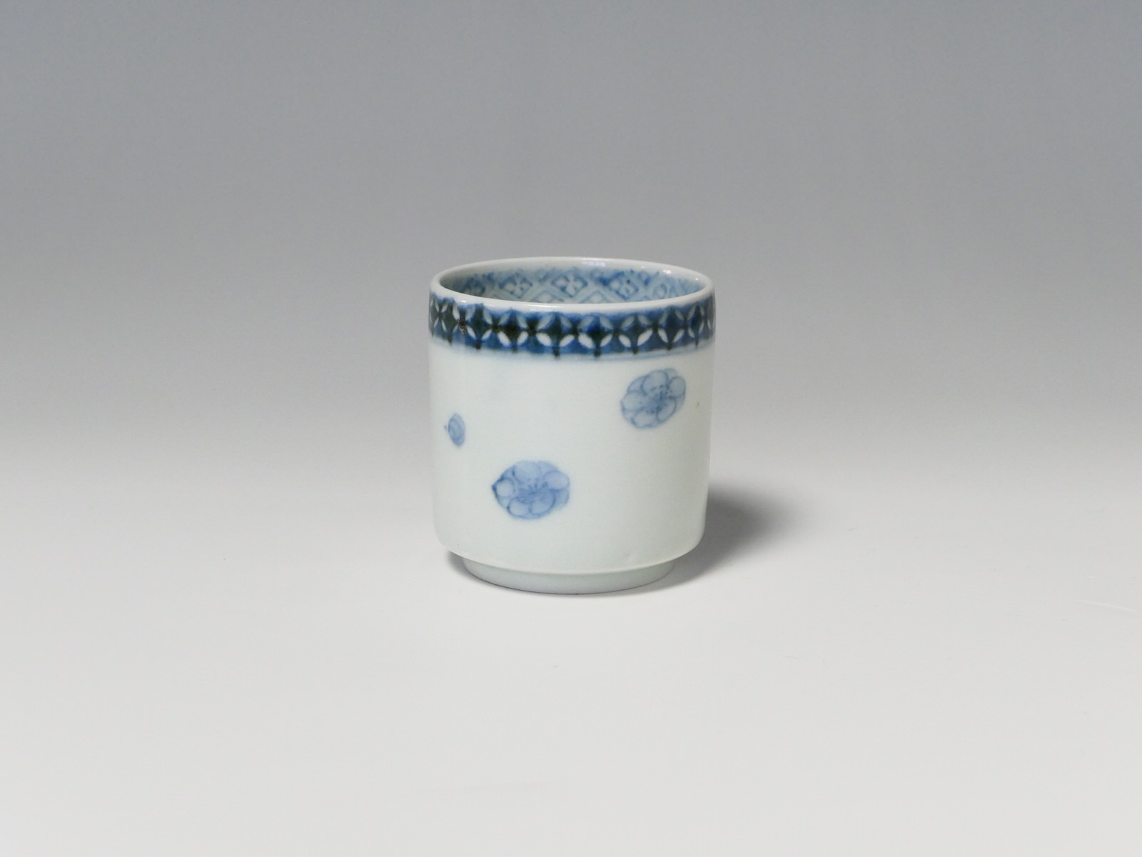 古美術 三樹 - 古伊万里 梅花文覗き猪口 | 古美術品専門サイト