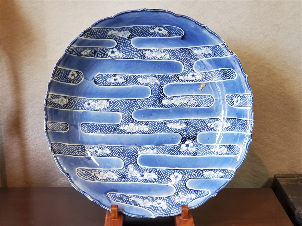 古美術長陽堂 - 伊万里観世水梅花紗綾文尺寸皿 | 古美術品専門サイト