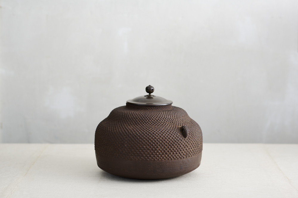 中上 ///NAKAGAMI - 伊勢芦屋 霰釜 | 古美術品専門サイト fufufufu.com